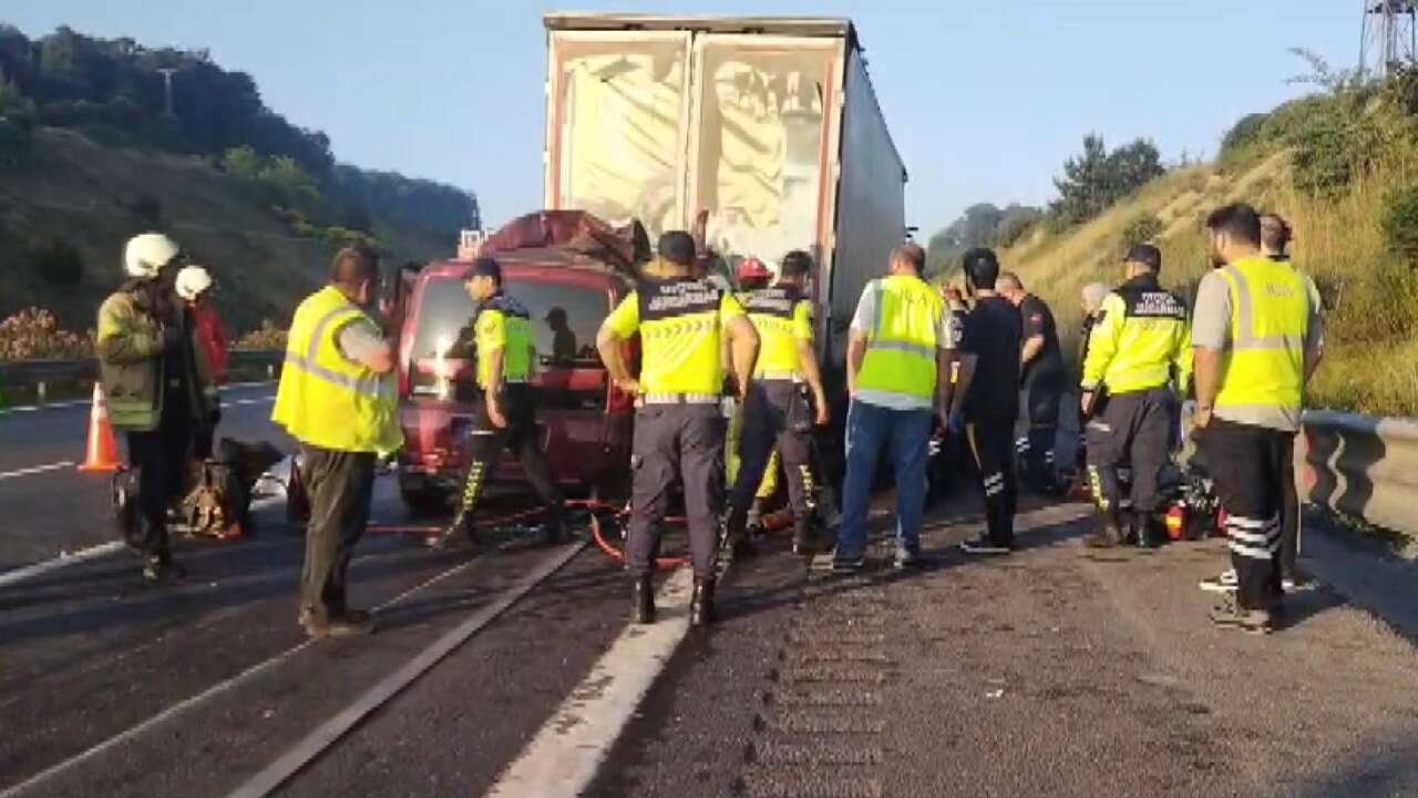 Hafif ticari araç TIR’a çarptı! 1’i bebek 3 kişi öldü 5